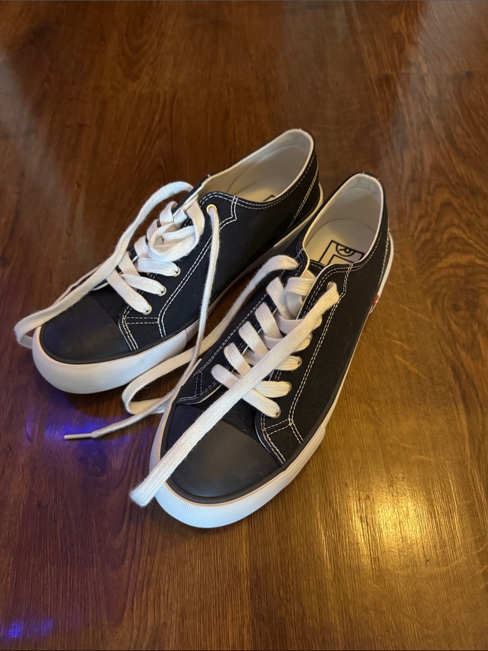 Levi's Black Low-Top Sneakers with White Laces